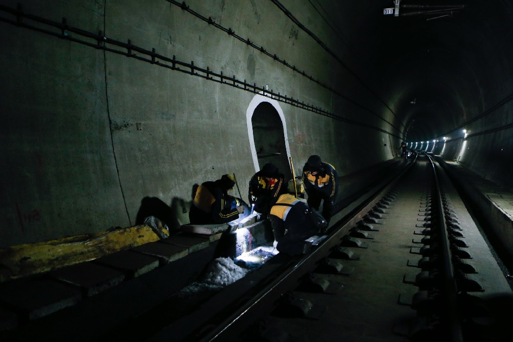 潜山铁路运营隧道病害现状